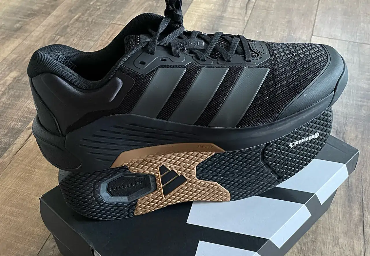 Schwarzer adidas Dropset 4 Trainingsschuh mit goldener Sohle und Continental-Grip. Perfekt für dein nächstes Workout.