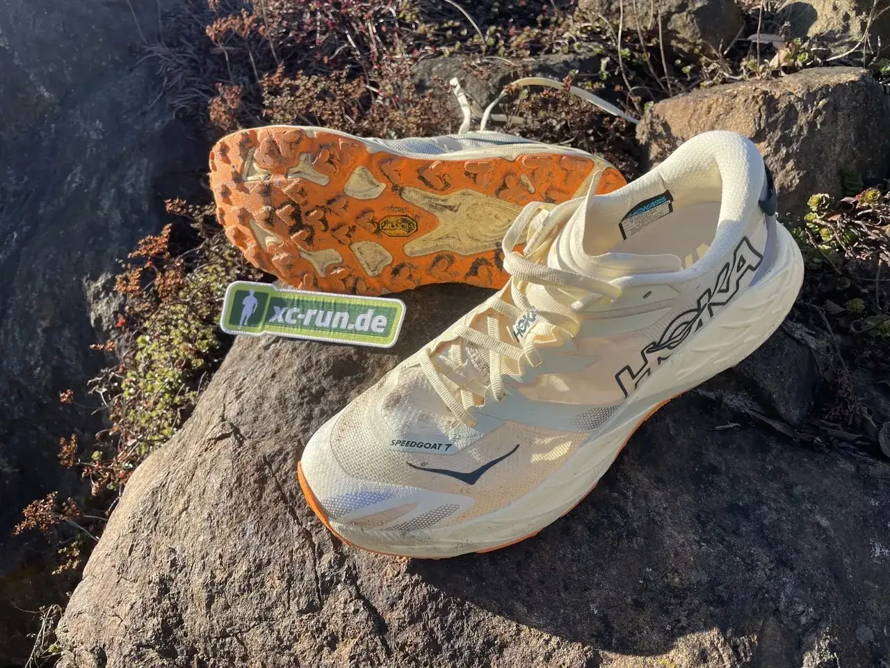 Hoka Speedgoat 7 Trailrunning-Schuhe, bereit f&uuml;r jedes Abenteuer. Die Sohle zeigt Spuren vergangener L&auml;ufe.