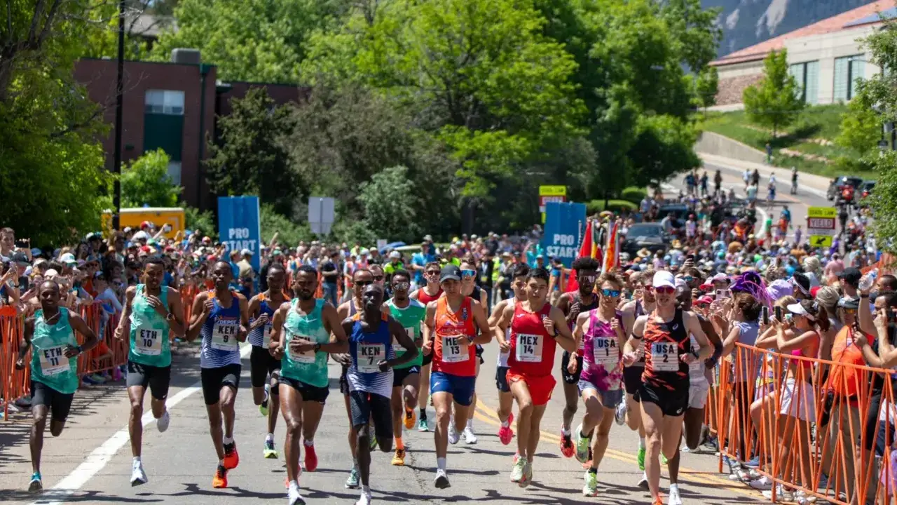 Läufer beim 10k lauf, vorne die Elite, dahinter eine Menge Zuschauer.