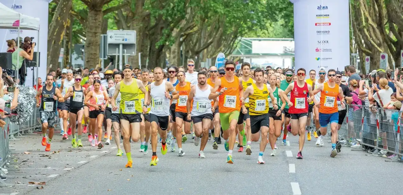 Läufer beim Marathon Stuttgart, viele Zuschauer feuern sie an.