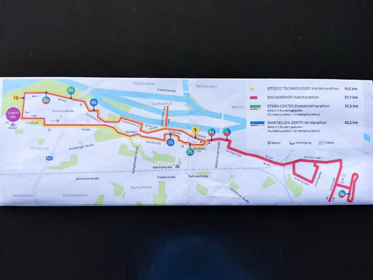 Die Karte zeigt die Regensburg Marathon Strecke mit Kilometermarkierungen und wichtigen Punkten wie Start/Ziel und Verpflegungsstationen.