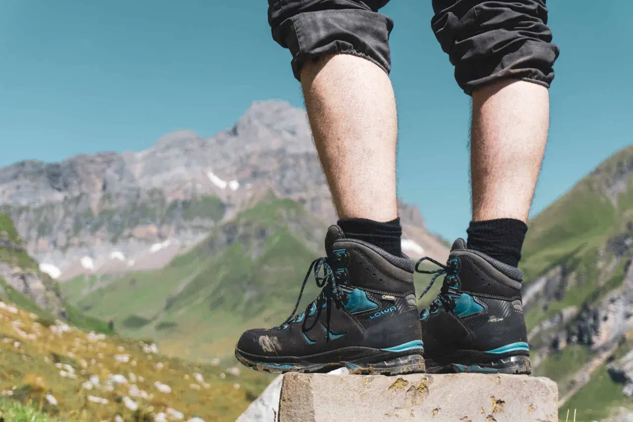 Wanderstiefel von LOWA, bereit f&uuml;r jedes Abenteuer in den Bergen. Perfekt f&uuml;r anspruchsvolle Touren, ob LOWA oder Meindl, diese Schuhe halten.