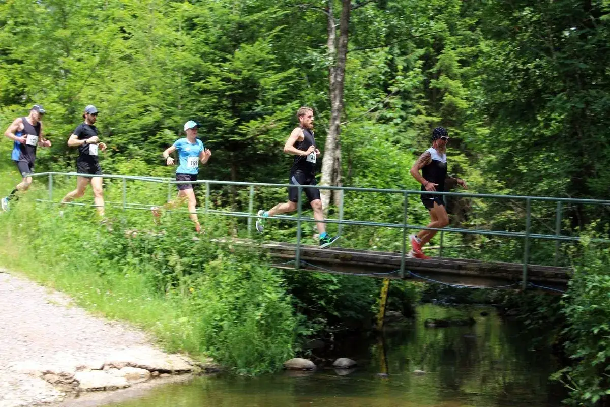 L&auml;ufer &uuml;berqueren eine Br&uuml;cke w&auml;hrend eines x trail breitnau.