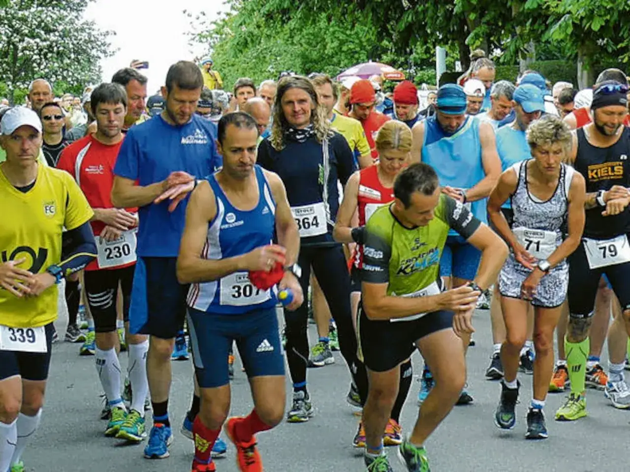 L&auml;ufer starten beim Fehmarn Marathon. Die Athleten sind in voller Montur, bereit f&uuml;r die Herausforderung.