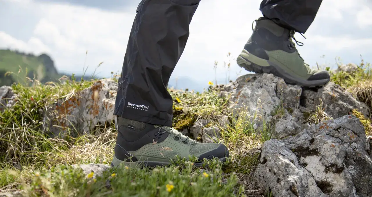 Wanderer mit robusten Schuhen, die mit Sympatex Membran ausgestattet sind, steigen &uuml;ber felsiges Gel&auml;nde.