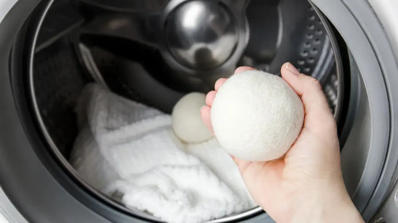 Wollb&auml;lle helfen, deine Daunenjacke zu waschen ohne trockner. Sie machen die F&uuml;llung wieder fluffig.