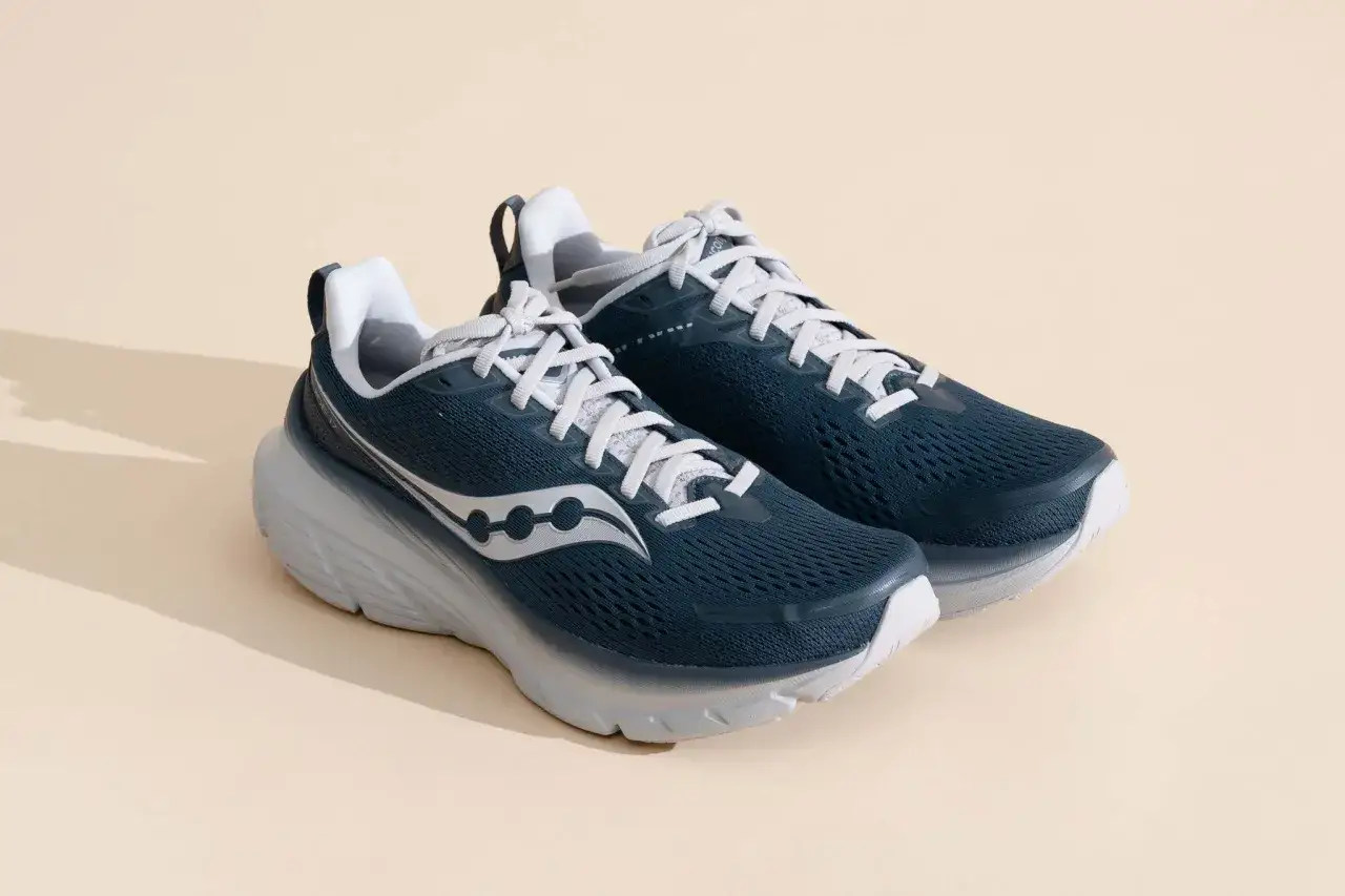 Dunkelblaue Laufschuhe f&uuml;r Herren, Modell Cloudmonster 2, mit wei&szlig;en Schn&uuml;rsenkeln und silbernem Logo.