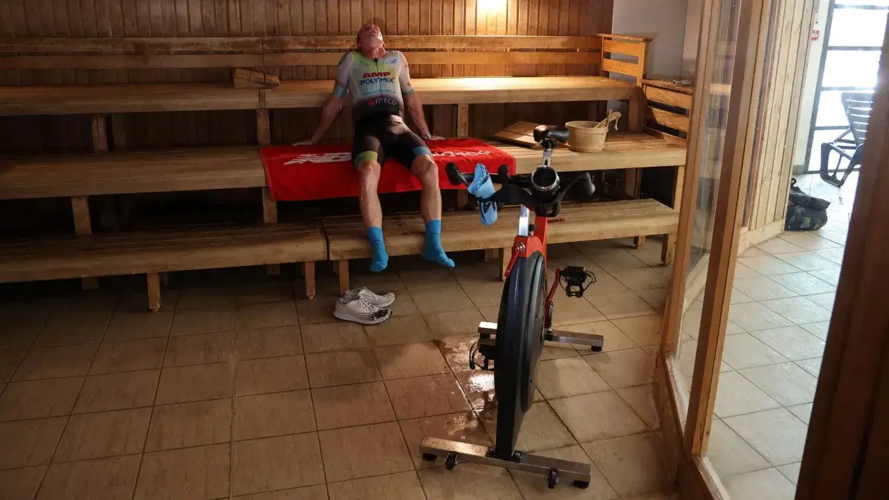Mann in Sportkleidung entspannt in der Sauna nach dem Training, bereit f&uuml;r den Wettkampf.
