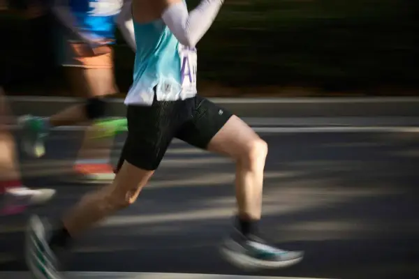 Läufer mit schweren Beinen beim Joggen, die durch die Bewegung verschwommen sind.