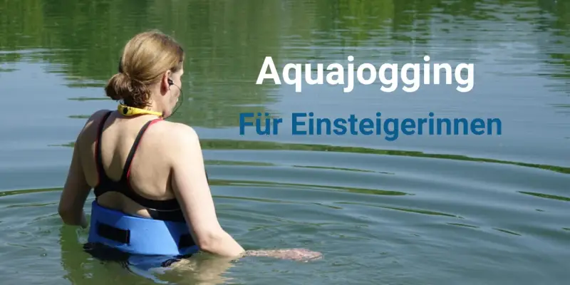 Frau mit Auftriebsgürtel im Wasser, bereit für Aqua Jogging.